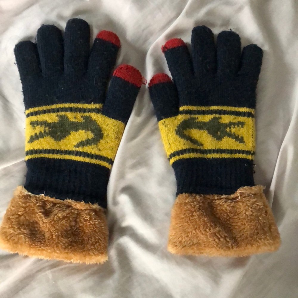 Touchscreen knit gloves